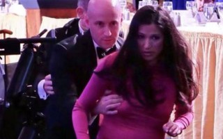 白宫宴会枪声下硬汉顾问的狼狈时刻被美国媒体马上热搜